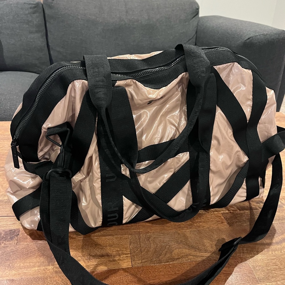 Under Amour - Unique Black and Tan Duffel Bag ! Barely used